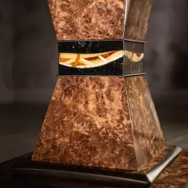 Шахматный стол из корня ореха и янтаря "Инфинити" светлый